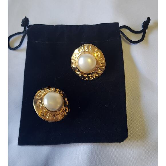 US BASED Authentic Vintage CHANEL Clip On Pearl & Gold Tone Earrings w Dust Bag - Picture 9 of 10